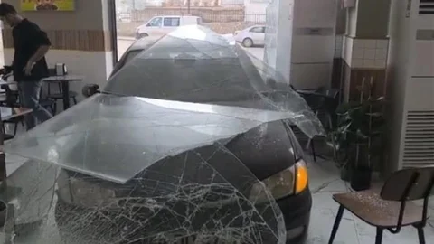 Malatya'da Kontrolden Çıkan Araç Dükkan Girdi