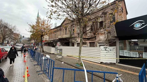 Edremit'te Tarihi Bina Yıkıldı