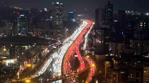 İstanbul'da Trafik Yoğunluğu Zirveye Ulaştı