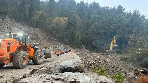 Kastamonu'da Heyelan Nedeniyle Kapanan Yol Açıldı