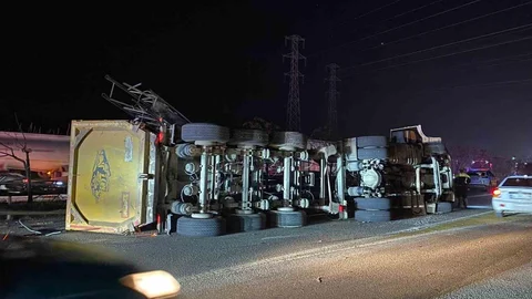 Antalya'da Tır Devrildi, İki Kişi Yaralandı
