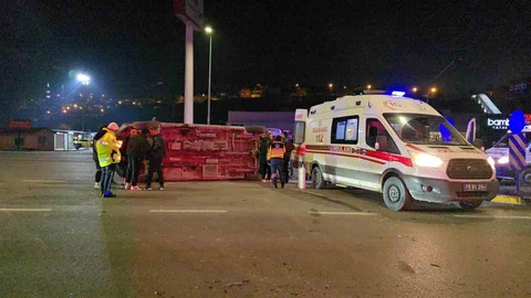 Karabük'te Ambulans Devrildi, 3 Yaralı