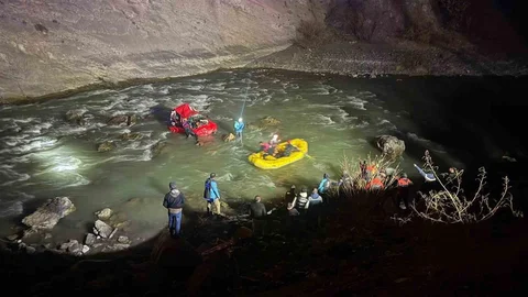 Hakkari'de Otomobil Uçurumdan Düştü