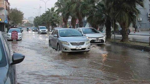 Adana’da Su Borusu Patladı