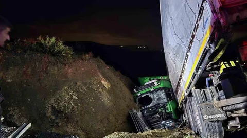 Manavgat'ta Tır Kazası: Sürücü Ağır Yaralı