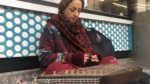 Sıra Dışı Müzik Aletiyle Sokakta Sanat Yapıyor