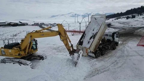 Sarıkamış'ta Asker Heykeli İçin Kar Taşınıyor