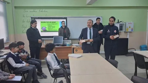 Öğrencilere Kur'an-ı Kerim Dağıtımı