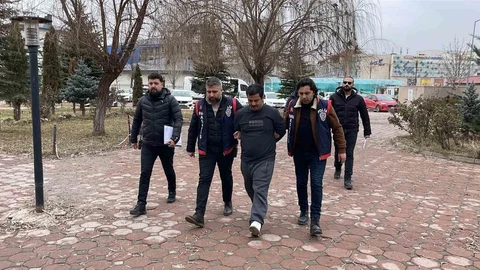 Sivas'ta Ağabeyini Öldüren Zanlı Adliyeye Sevk Edildi