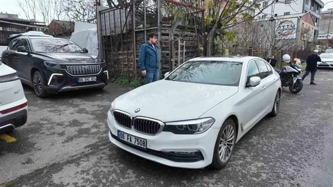 Lüks Araç Cami Çıkışını Kapattı