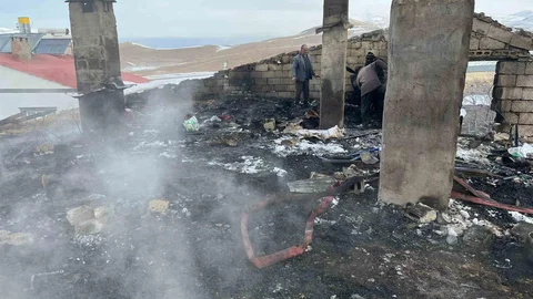 Çatak'ta Çatı Yangını, 2 Yaralı