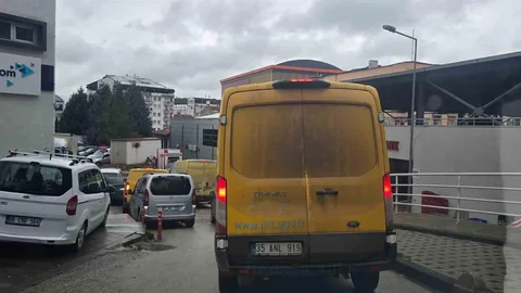 Bilecik'te Kargo Araçları Trafiği Felç Ediyor