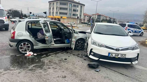Erzincan'da İki Araç Çarpıştı