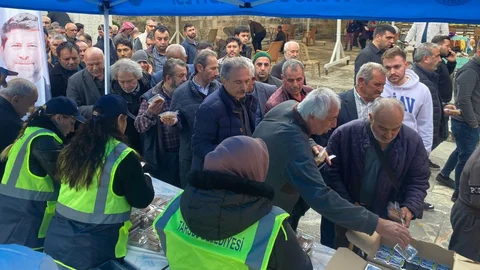 Ulu Cami Önünde Şehitlerin Anısına Helva İkramı