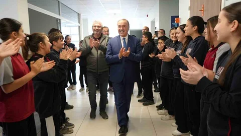 Emekli Okul Müdürü Öğrencileriyle Duygusal Anlar Yaşadı