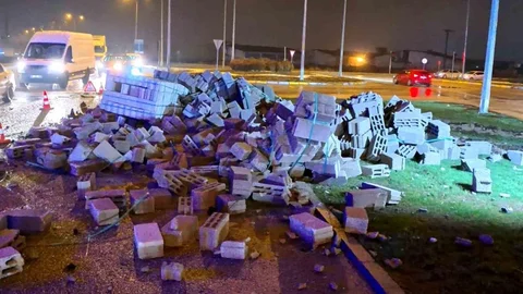 Aksaray'da Tır ile Servis Aracı Çarpıştı