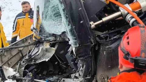 Erzincan'da Otobüs Tırla Çarpıştı