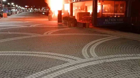 Edremit'te İş Yerinde Yangın Çıktı