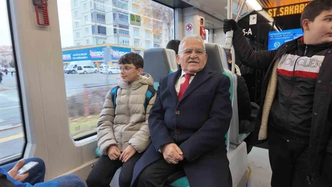 Kayseri'de Başkan Büyükkılıç Tramvaya Bindi