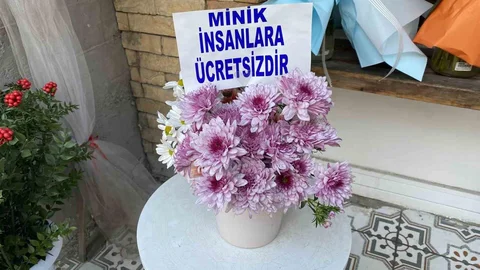 Eskişehir'de Çocuklara Ücretsiz Çiçek Dağıtımı