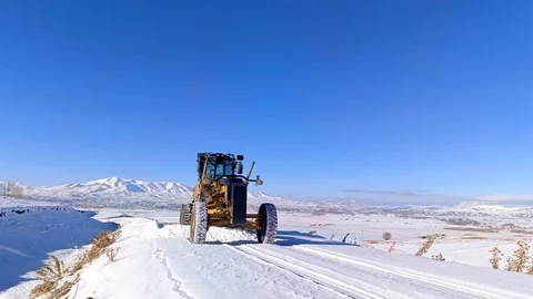 Van'da Kar Yağışı Nedeniyle Yol Kapandı