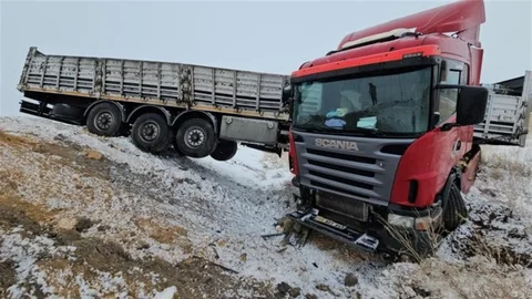 Adilcevaz'da Tır Devrildi, Sürücü Yaralandı