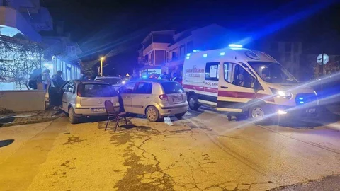 Balıkesir'de Kavşakta Üç Araç Kaza Yaptı