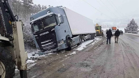 Bolu'da Tır Devrildi, İş Makinesiyle Kurtarıldı