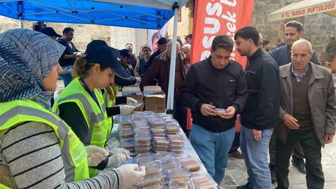 Tarsus'ta Şehitler İçin Helva İkramı Yapıldı