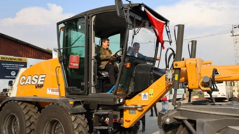 Toroslar Belediyesi'ne TBB'den Hibe Greyder ve Atık Toplama Aracı