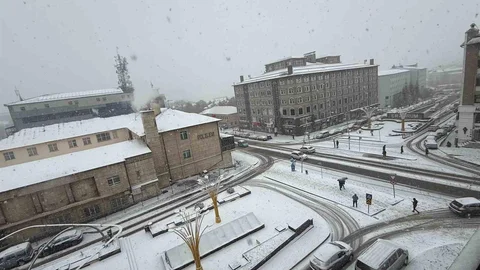 Erzurum’da Yoğun Kar Yağışı Devam Ediyor