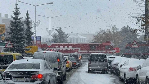 Erzurum'da Yoğun Kar Yağışı Etkili Oldu