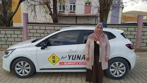 Konya'da 60 Yaşında Ehliyet Aldı