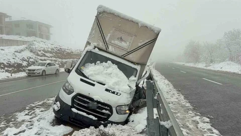 Karabük'te Ağaç Devrildi, Yol Kapandı