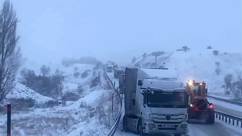 Aşkale'de Kayan Tırlar Yolu Kapattı