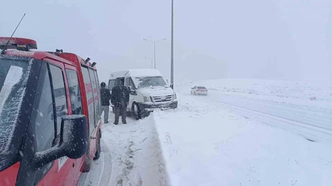 Erciş'te Trafik Kazası: 3 Yaralı