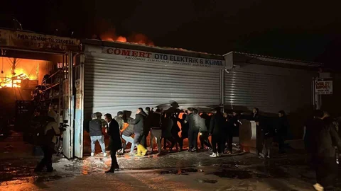 Hatay'da Yangın Felaketi: Araçlar Kurtarıldı