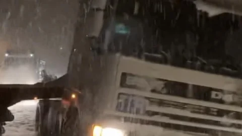 Düzce'de Tır Kazaları Trafiği Etkiledi