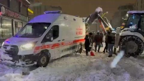 Yüksekova'da Ambulans Karla Mücadele Ekipleriyle Kurtarıldı