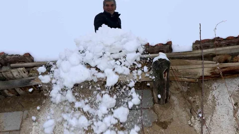 Erzincan'da Toprak Damlı Evlerde Baca Küreme