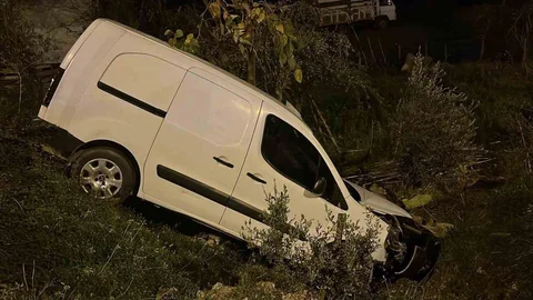 Alanya'da Kamyonet Şarampole Yuvarlandı