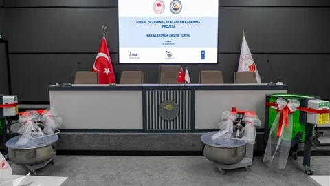 Adana'da Çiftçilere Makine Desteği Verildi