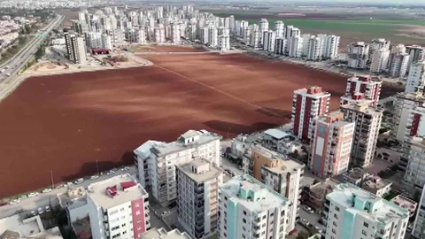 Adana'da Apartmanlar Arasında Tarım Yapılıyor