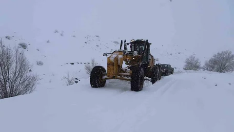 Ağrı’da Kar Yağışı Köy Yollarını Kapatıyor
