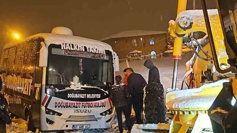 Hakkari'de Mahsur Kalan Sporcular Kurtarıldı