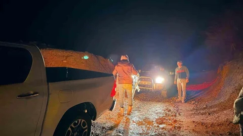 Gercüş'te Çamura Saplanan Araç Kurtarıldı