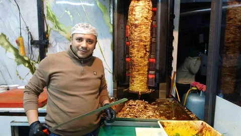 Kilis'te "Kadir Baba" Akımı Esnafa Renk Katıyor