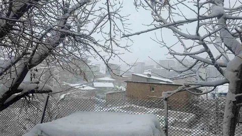 Hakkari'de Kar Yağışı ve Fırtına Devam Ediyor