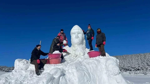 Sarıkamış'ta Kardan Heykeller Yapılıyor