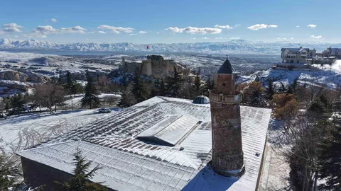 Beyaz Gelinlik Gibi Kar Manzarası